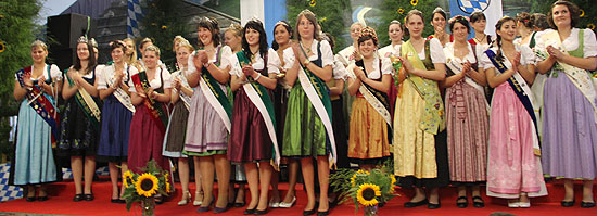 viele Gastköniginnen kamen zu Besuch bei der Vorstellung der neuen Spargelkönigin Daniela Kügler am 17.08.2011 (©Foto: Martin Schmitz)